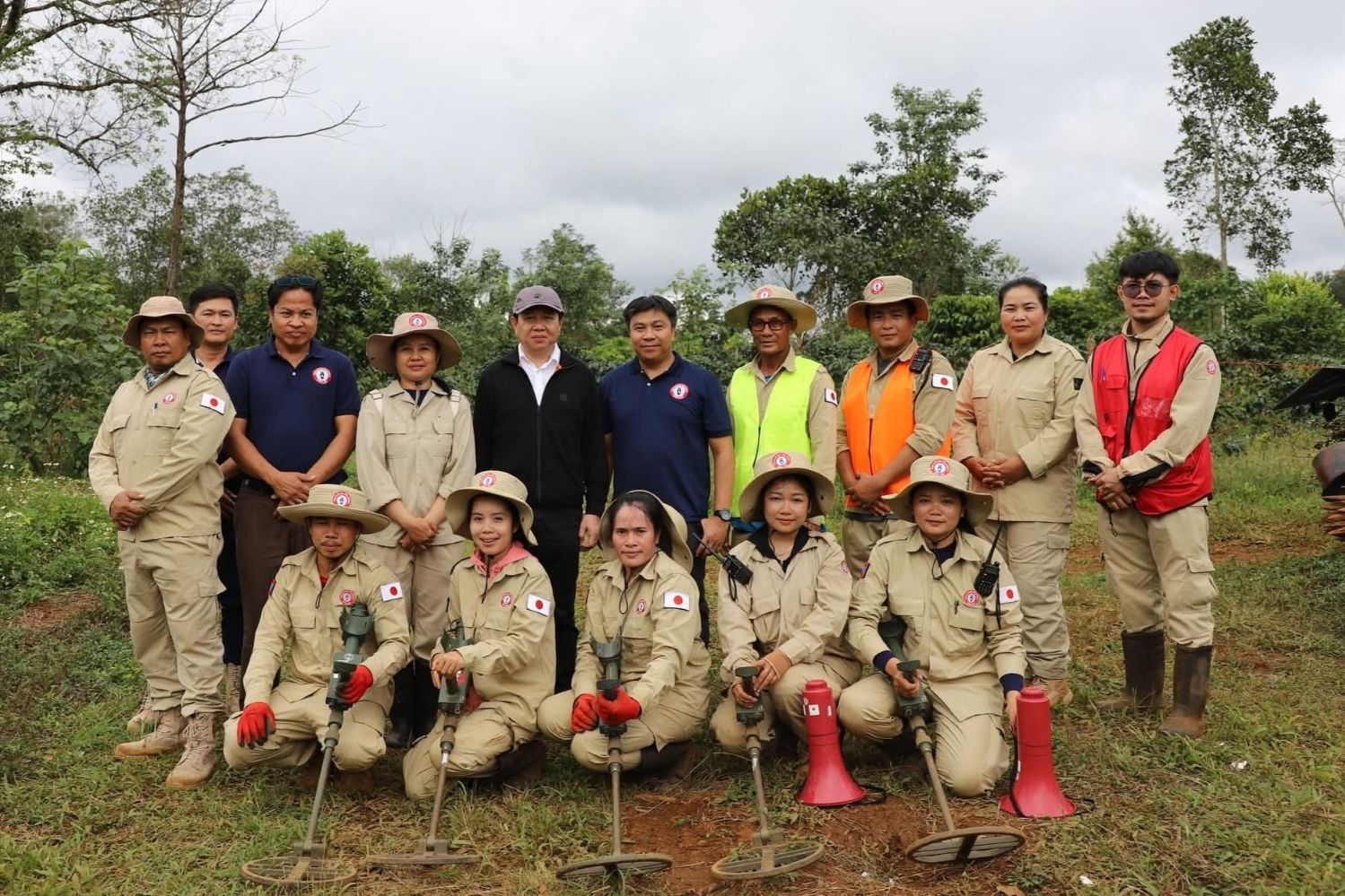 ທ່ານ ຮອງລັດຖະມົນຕີ ກະຊວງການຕ່າງປະເທດ ຢ້ຽມຢາມໂຄງການເກັບກູ້ລະເບີດຊາດ ປະຈຳ ແຂວງ ຈໍາປາສັກ